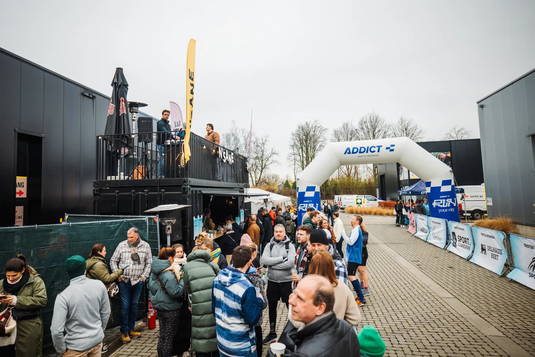 Supporters aan de startboog en de N'Sane bar