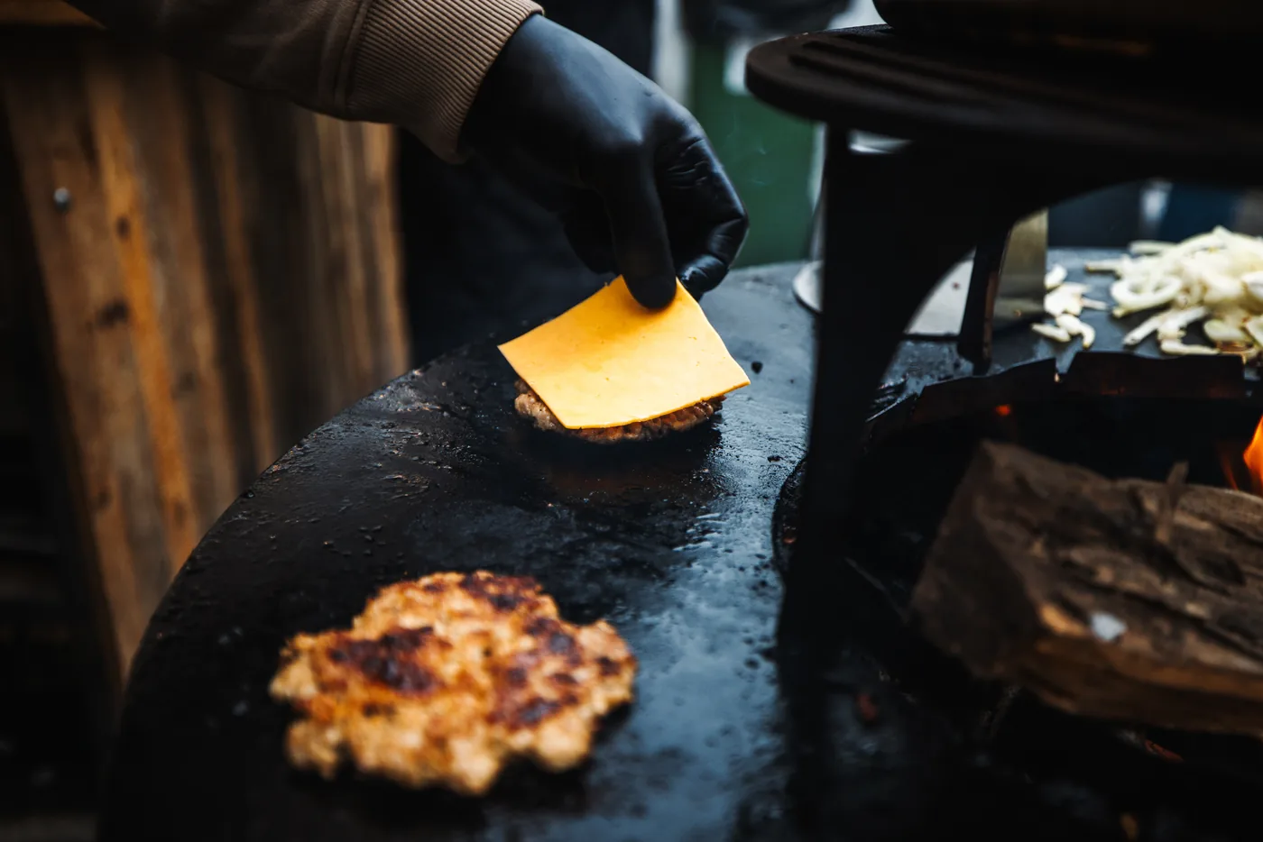 Hamburgers op de grill van de foodcorner