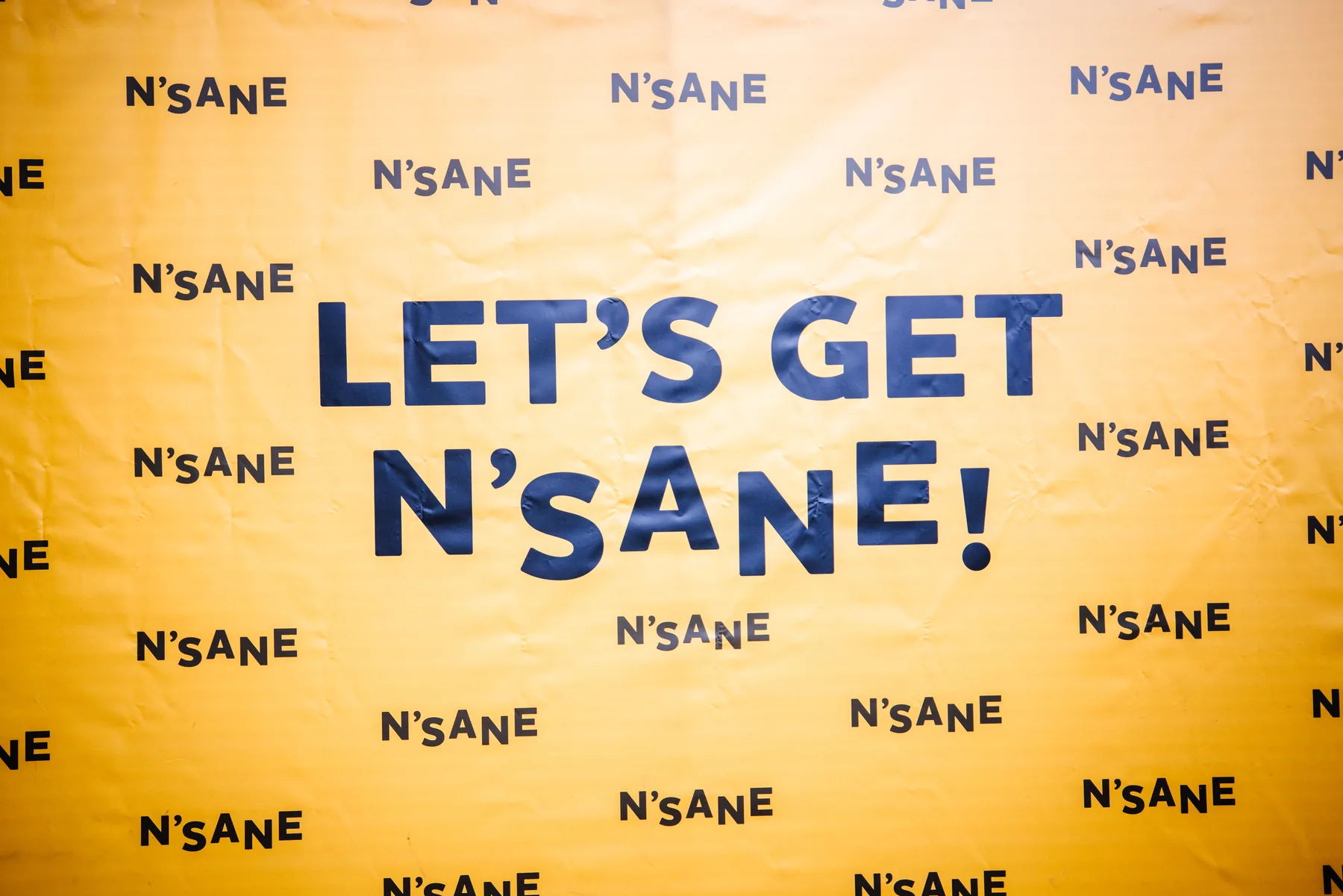 Spandoek met de tekst "Let's get N'Sane"