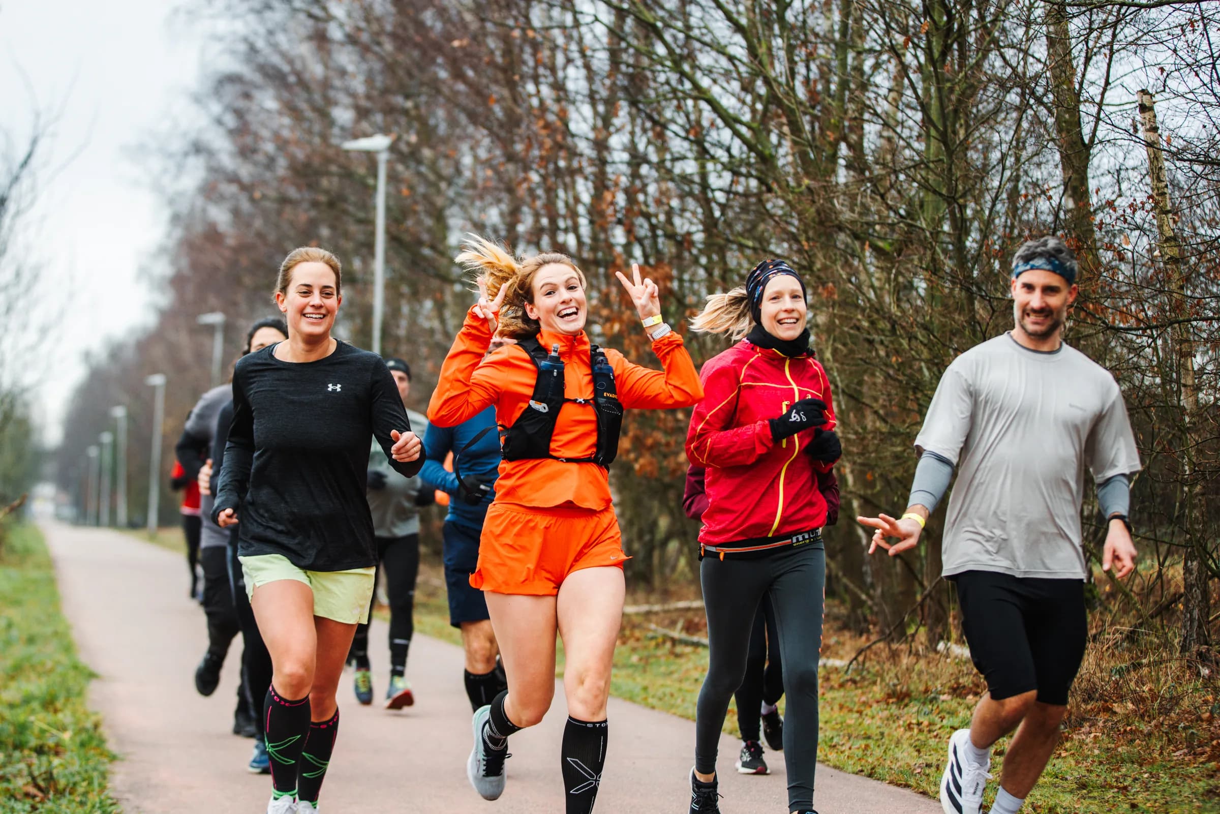 Lopers met peace-tekens op het parcours van N'Sane HYTX 100 in Niel, editie 2025